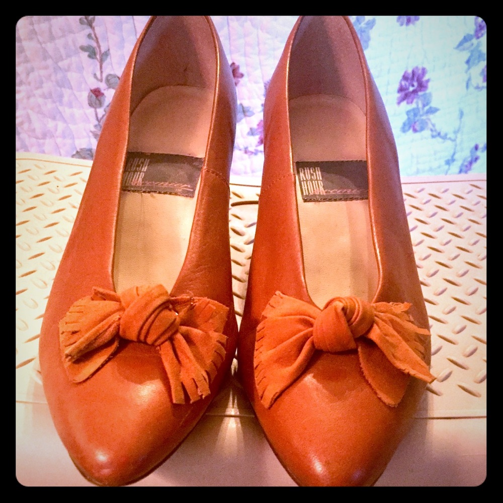 Súper unique chestnut brown leather pumps